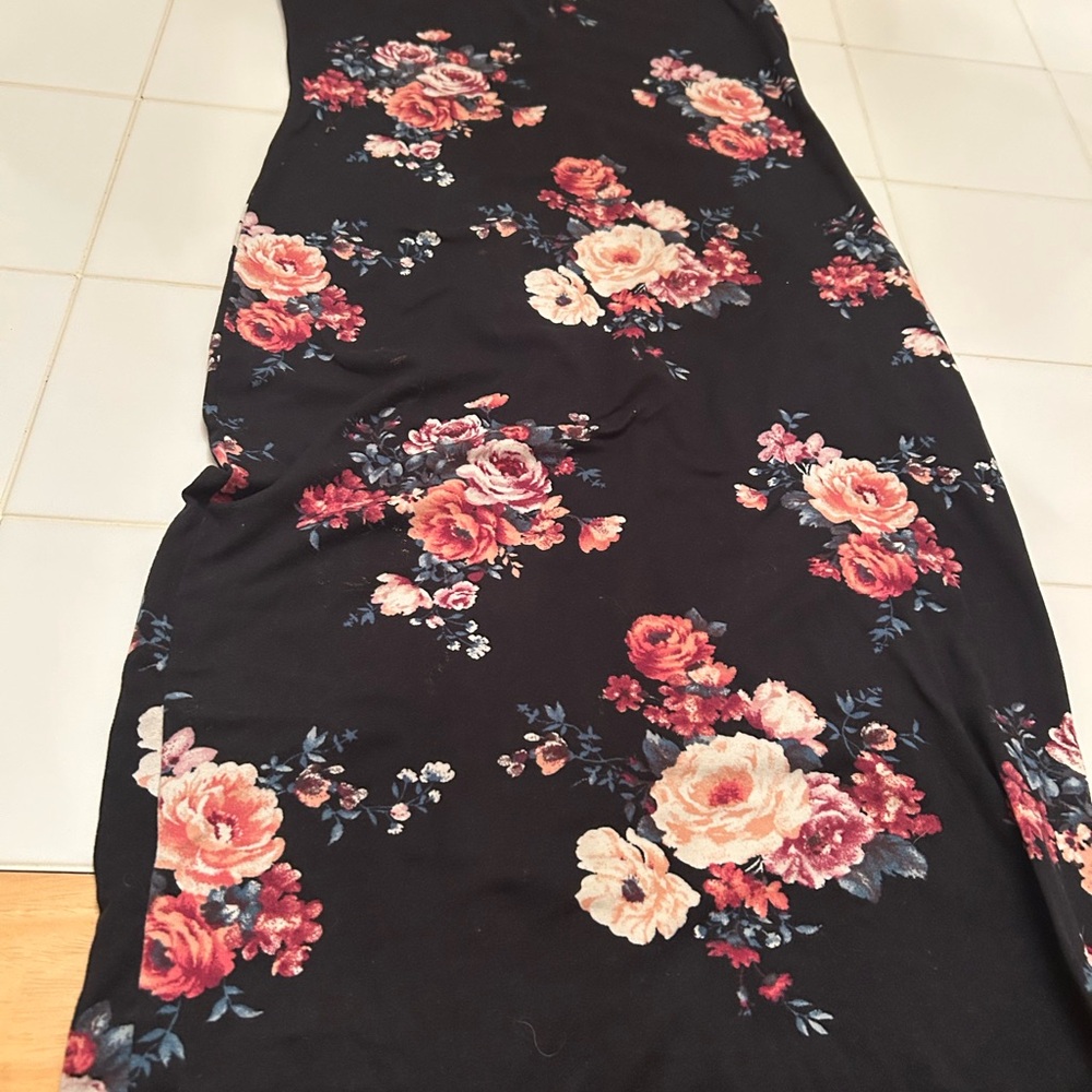 Chic Floral Maxi Dress in Black